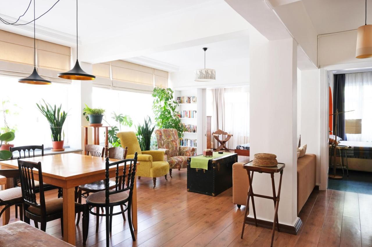 Artists Designed In The Centre Of Apartment